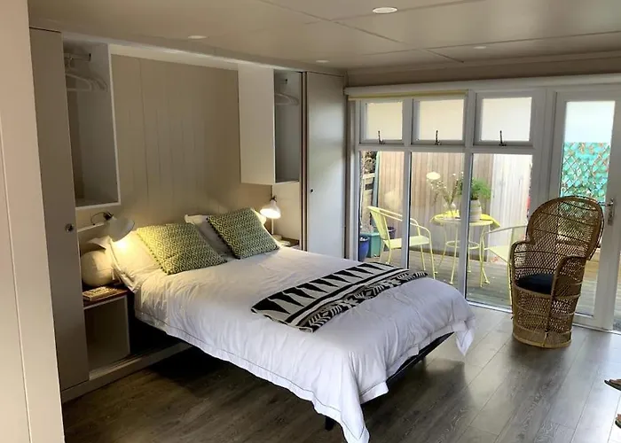 Cabin Retreat In The Heart Of Warwick.