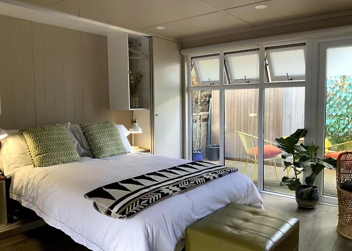Cabin Retreat In The Heart Of Warwick.