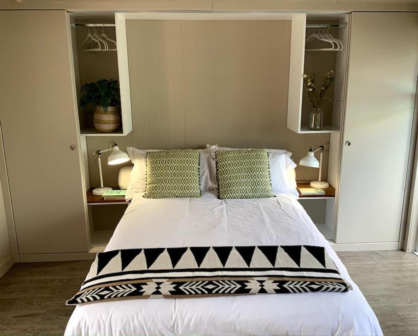 Holiday home Retreat In The Heart Of Warwick. *