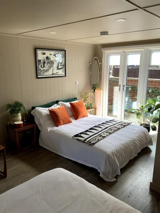 Retreat In The Heart Of Warwick. *